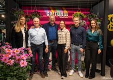 Het team van Florensis voor de Go! Tunia en op de voorgrond een nieuwe dahlia die goed wordt opgepakt door de markt. 