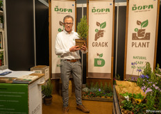 Martin Lekkerkerk met de Peat Free Christmas Tree, verkrijgbaar bij Kwekerij Bevermeer. De plantenpot is gemaakt van plantbased materiaal en een plant kan met deze pot zo in de grond worden geplaatst.