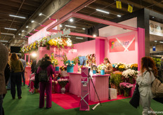 In de stand van Dekker Chrysanten werden fleurige boeketten gemaakt 