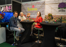 Rino Mans van Topline Gerbera met moeder en zus. Ze deelden de stand met Hortensia Antonia, ze zijn buren en familie. 