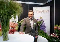 Nic Straathof van Stars-Plant met het siergras op de voorgrond waar veel interesse in was tijdens de beurs