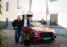 Bij Hoven & de Mooij werd roos Red Bentley van Select Breeding in de schijnwerpers gezet. “De roos wordt inmiddels al 2 jaar aangevoerd en we zien het als premium aanvulling in rode segment, aangevoerd vanuit Kenia,” aldus Peter Vrouwe, relationship manager van Hoven & de Mooij. Op de foto met Michael de Geus van Select Breeding en en Gert de Mooij.