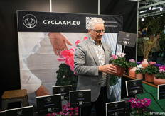 Peter Rodenrijs van Cyclaam.eu met de speciale soorten cyclamen in hun stand