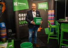 Stefan Lohuis van Kreuwel Plastics met een emmer van 100% gerecycled materiaal