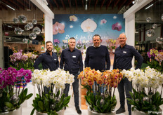 Team van Piet Vijverberg tussen de orchideeën en discoballen