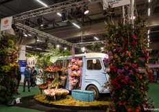 Een ronddraaiende bloemenbus bij de Floral Trade Group