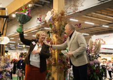 Sylvie Mamias van Union Fleurs kreeg als dank voor de samenwerking van de afgelopen jaren een bos bloemen