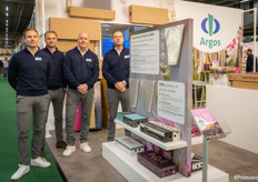 Lars Zwinkels, Lars van Rij, Miquel van den Ende en Sander de Hoog van Argos met de OBP bloemen- en plantenhoezen