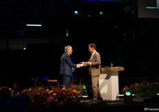 Steven van Schilfgaarde neemt de Royal FloraHolland Diamant in ontvangst als dank voor zijn inzet van de afgelopen jaren